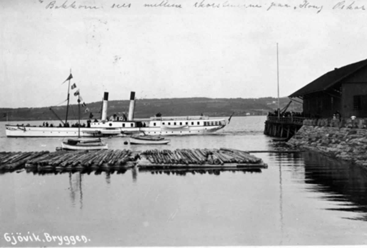 Anno Domkirkeodden, D.S. Kong Oskar ved Gjøvik brygge. Tømmerlense ved brygga. Postkort.