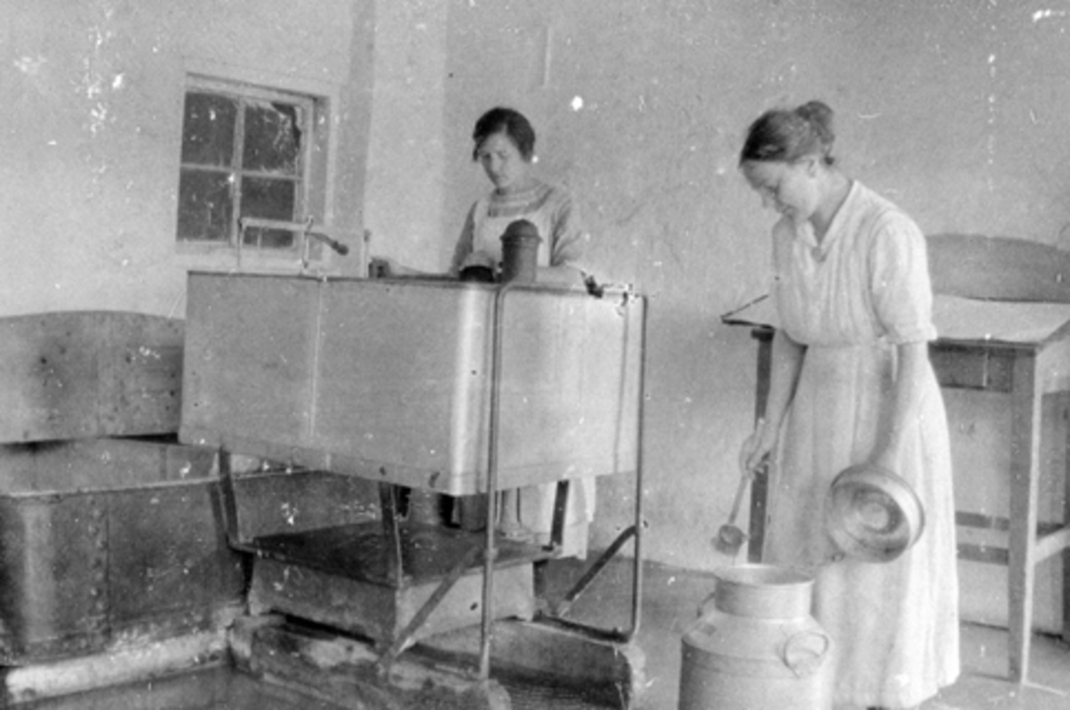 Anno Domkirkeodden, Interiør, meieri, 2 damer arbeider, trolig Gaupen meieri, Ringsaker. Bildet har tilhørt Anna Sørbo (f 1892).