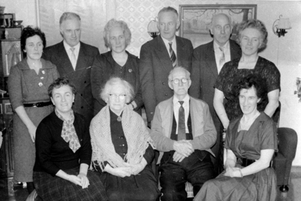 Anno Domkirkeodden, Familie Bøe. I midten er Georg Gustavsen Bøe F: 27.5.1878, Gunvor Fredriksdatter Bøe F:27.5.1880, Aagot Bøe F:1920, Gudrun Bøe F:1916. Bak er Sigrid Bøe F:1915, Karen Bøe F:1909, Gustav Bøe F:1907, Fredrik Bøe F:1905, Petra Bøe F:1904. Gaarum, Nes, Hedmark.