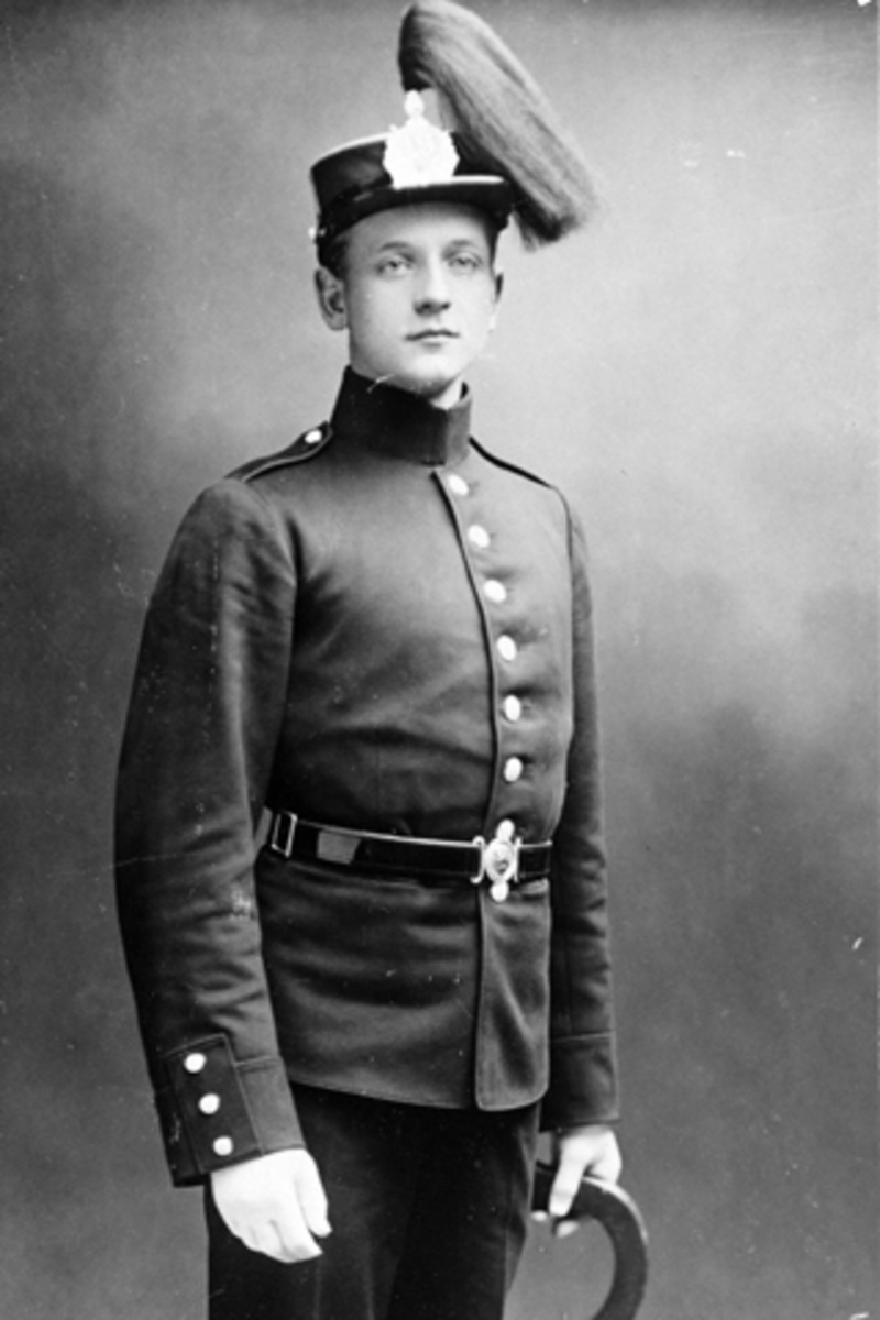 Anno Domkirkeodden, Portrett, Knut Lundby i militæruniform, F: 14. 12. 1891, gikk krigskolen ferdig i 1914, garden 1914/15, Lundby, Brumunddal.