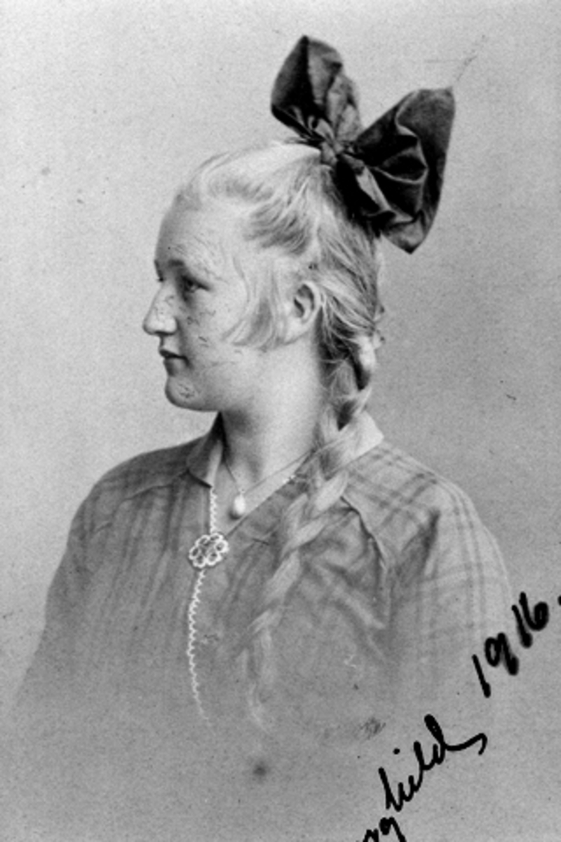 Anno Domkirkeodden, Portrett, Borghild Lundby, F: 04. 05. 1900, Buttekvern, Brumunddal, gift med Einar Søberg, Rømma, Løten.