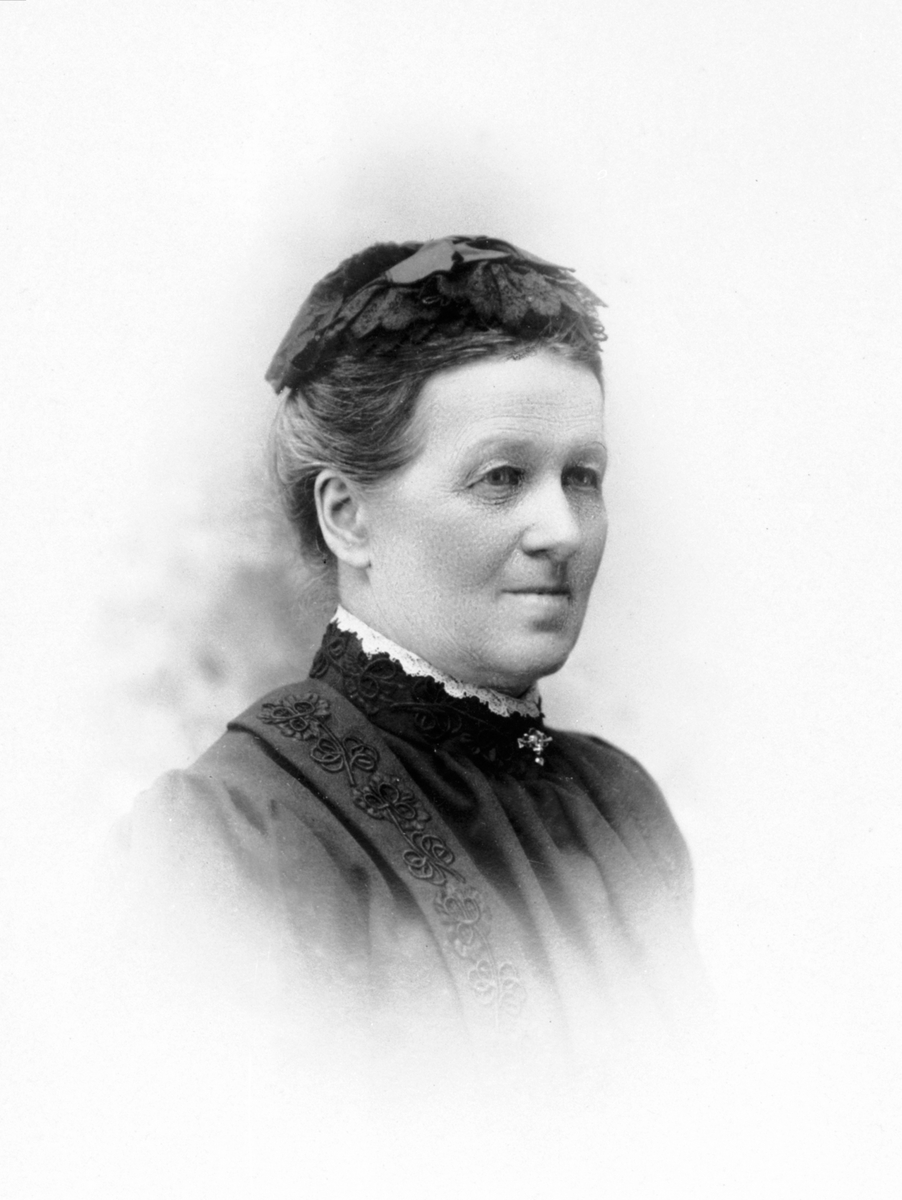 Anno Domkirkeodden, Portrett av Augusta Elisa Martinsdatter Nergård (1839-1918), gift med Kristian Eriksen Helgeby (1830-1910). Sandvold, Nes, Hedmark.