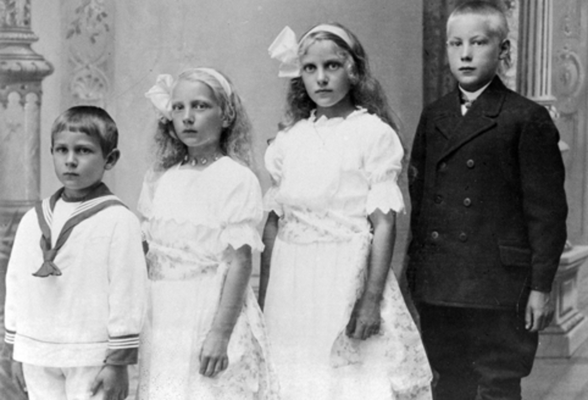 Anno Domkirkeodden, 4 barn. Danseskoleavslutning. Fra venstre er Herleif Jevanord, Olav Jevanord, Liv Jevanord, Hans Jevanord, Brumunddal.