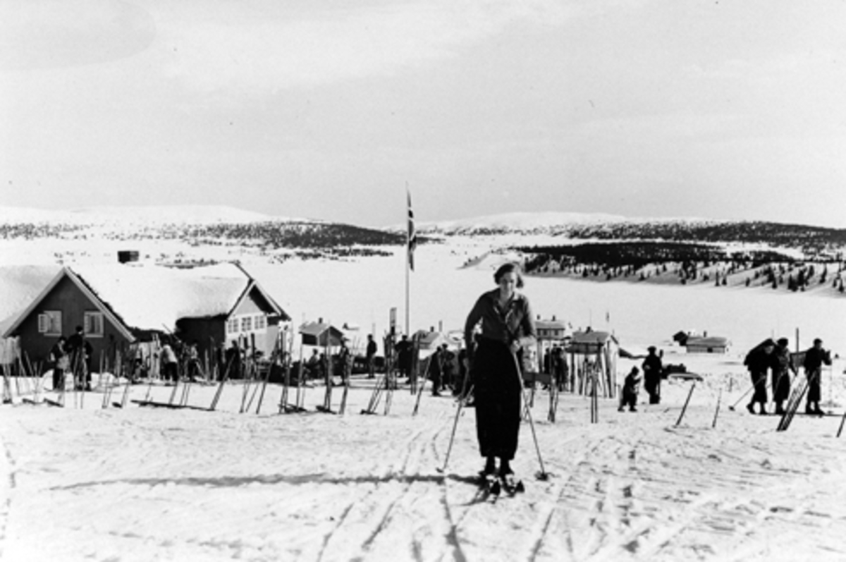 Anno Domkirkeodden, Oversikt Gråten, Sjusjøen, mange skiløpere. Ringsaker.