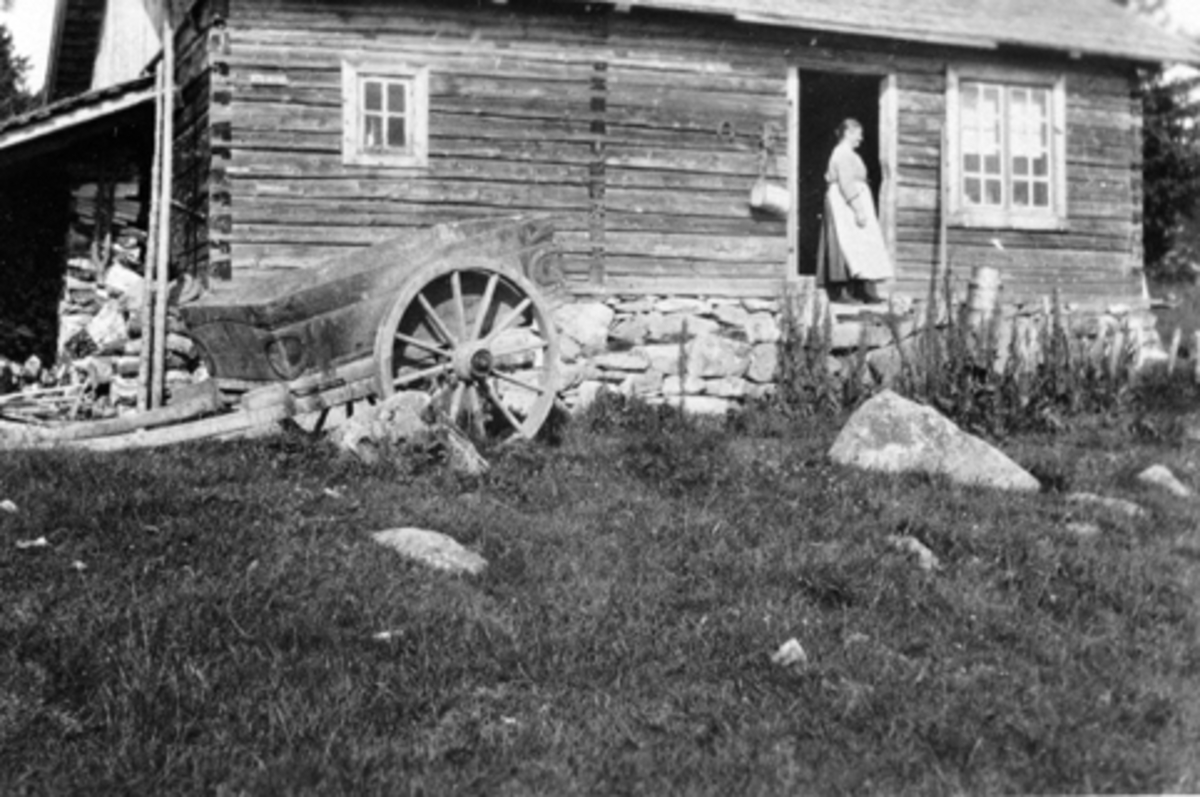Anno Domkirkeodden, Eksteriør, dame "Berte"i døra til størhus, seter, kjerre i forgrunn, Øyungen, Ringsaker.