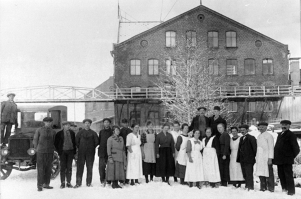 Anno Domkirkeodden, Gruppe arbeidere oppstillt foran Helmer Husebys meieri, Brumunddal. Bildet er tatt før brannen i 1922. F. v. ukjent, ukjent, Eivind Wiken, Johan Fjelstad, K. Morud, Emma Nordby, Anton Nyborg, Anne Holter, Olga Iversen, Karen Hegra, Elise Lie, Birgit Aasberg, Klara Pettersen, Ukjent, Astrid Hetager,…