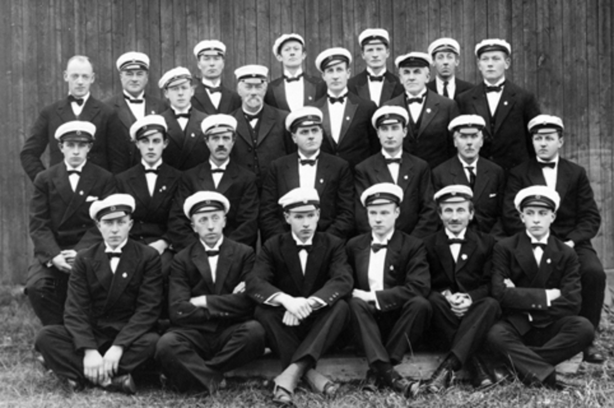 Anno Domkirkeodden, Gruppe menn, Brumunddal Mannskor, hvite sangerluer. Ringsaker.