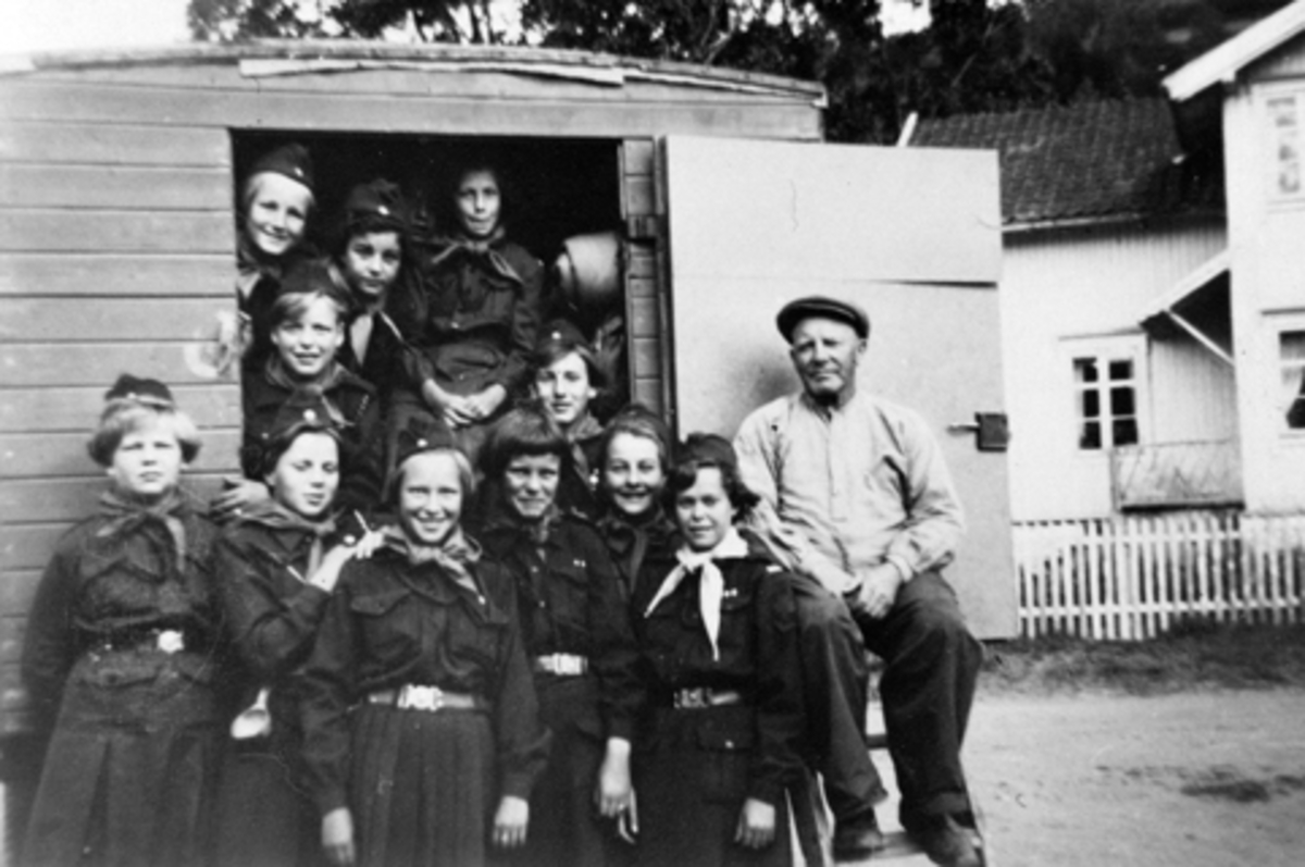 Anno Domkirkeodden, Gruppe speiderjenter på tur. Pedell/vaktmester på Framheim, Erik Berntsen er sjåfør. Brumunddal.