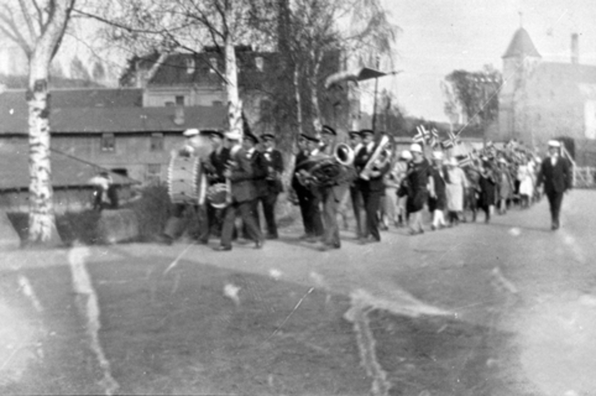 Anno Domkirkeodden, 17. mai Brumunddal, musikkorps, Husebys meieri i bakgrunnen.