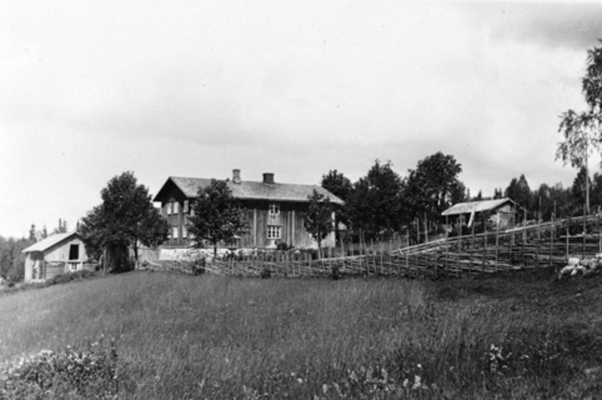 Anno Domkirkeodden, Eksteriør, gardsbruk, Faråsen, Veldre, Ringsaker. Hovedbygningen i midten.