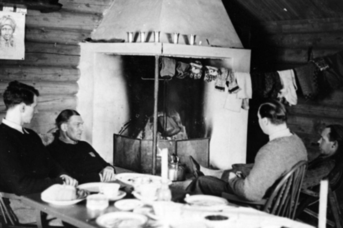 Anno Domkirkeodden, Påsketur, interiør, størhuset til Skredshol på Nysetra, Ringsaker. 4 menn foran peisen.