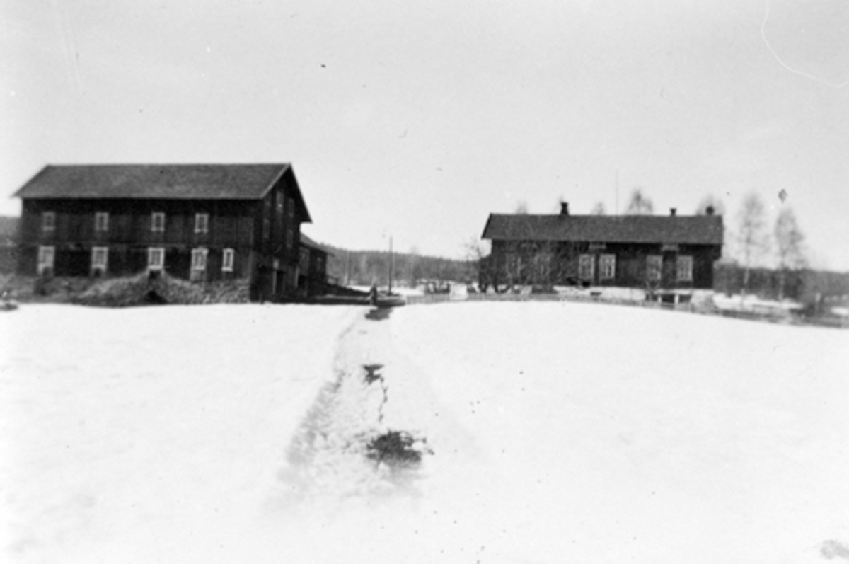 Anno Domkirkeodden, Eksteriør, gardsbruk. Stensli, Furnes, Ringsaker. Hovedbygning og låve. Vinter.