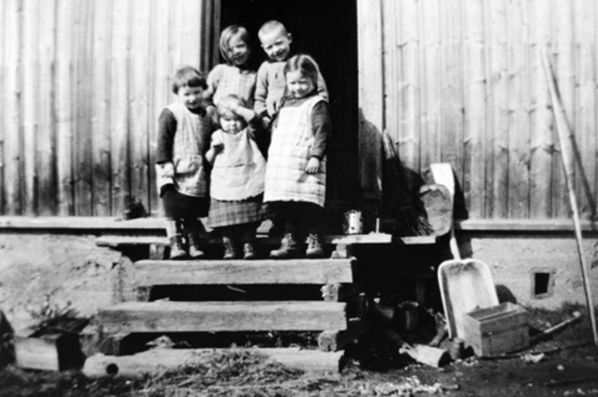 Anno Domkirkeodden, 5 barn på trapp. Fra venstre er Gunhild, Eivind, Gunvor, Lisbet og Helga Nyland, Furnes, Ringsaker.