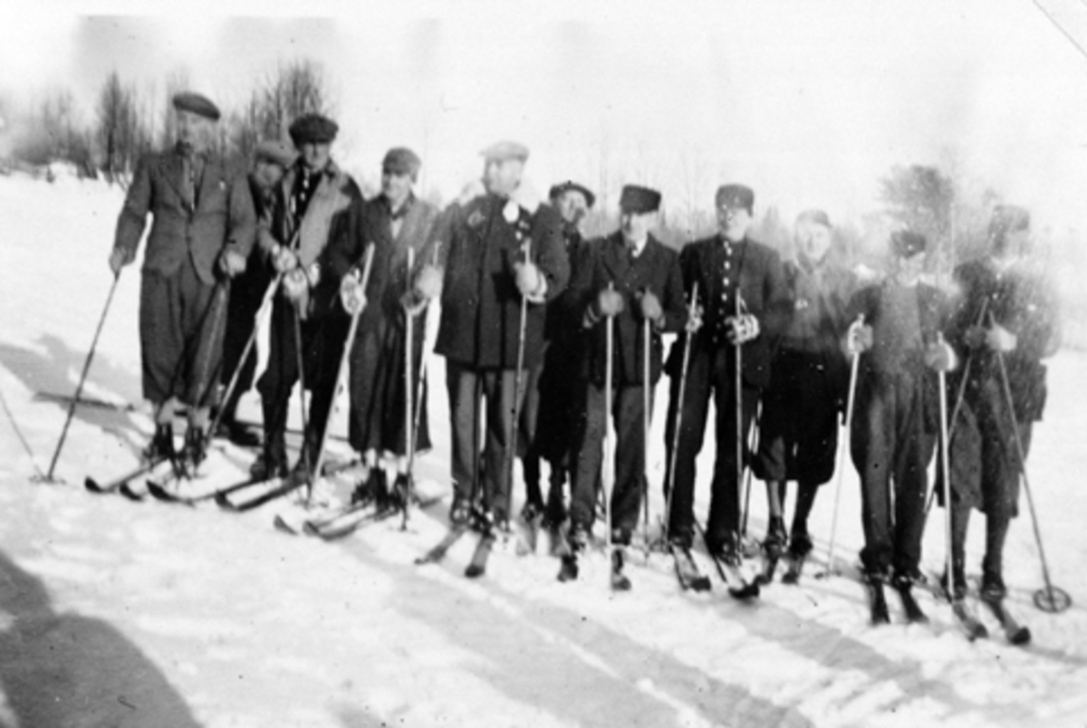 Anno Domkirkeodden, Gruppe menn. Vesleelva skiklubb, Furnes, Ringsaker. Fra venstre er Einar Dalseng, ukjent, Oskar Sveen, Johan Thoreid, Jørgen Kvernvolden, Olaf Mæland, Ole N. Høisveen, Kristian Kylstad, Arne Løberg, Albert Kvernvolden, Karsten Sandberg.