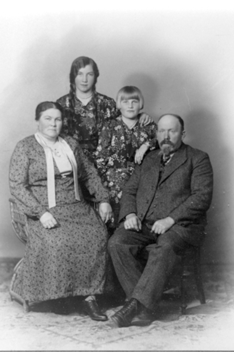 Anno Domkirkeodden, Portrett, fra venstre er Mina Lillevold F: 1881, Randi Jesnes F: 1918, Karen Lillevold F: 1919, Anton LillevoldF: 1881, Furnes, Ringsaker.