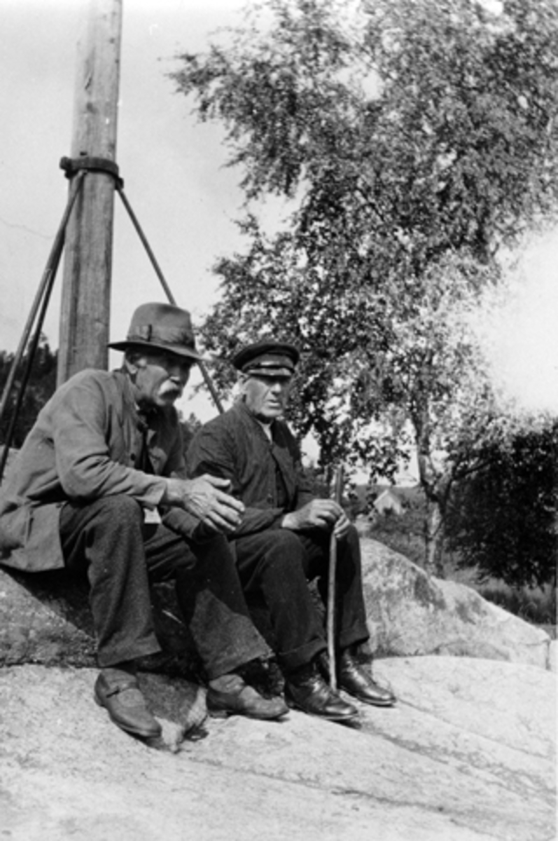 Anno Domkirkeodden, 2 eldre menn, til høyre er gardbruker Johannes Berg, Liberg, Furnes, Ringsaker.
