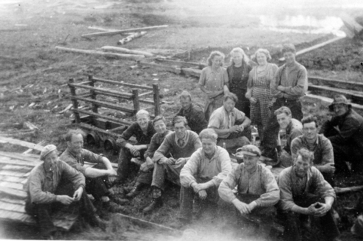 Anno Domkirkeodden, Høljamyra torvfabrikk (Ny-Høljan), Furnes Almenning. Torvdrift i Høljamyra startet i 1934. Gruppe arbeider i torvmyra.