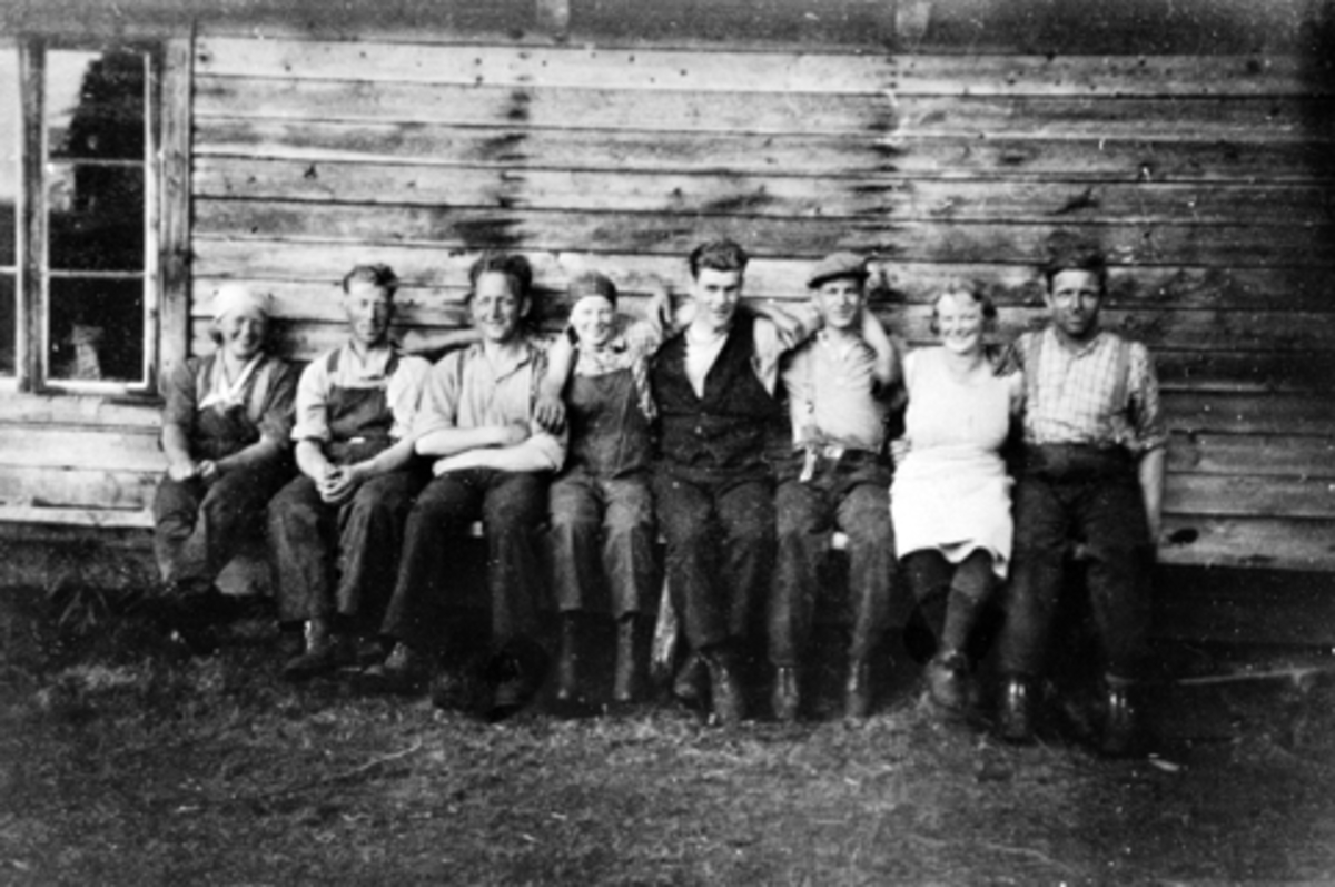 Anno Domkirkeodden, Høljamyra torvfabrikk (Ny-Høljan), Furnes Almenning. Torvdrift i Høljamyra startet i 1934. Gruppe arbeider i torvmyra. Fra venstre er Aslaug Øverli, Gudbrand Rønningsbakken, Gunnar Rognlidalen, Karen Dalby, Leif Lunna, Arve Andersen, Karen Havik, Einar Hovde.