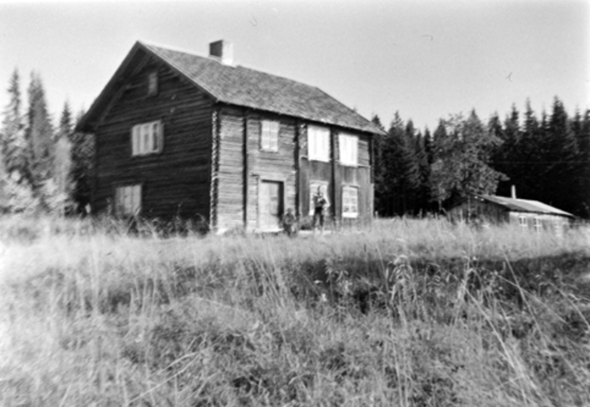 Anno Domkirkeodden, Eksteriør, 2 etasjes tømmerhus, Lundbyvolden, Birger Volden foran huset. Underbruk av Lundby. Sjøleie i 1837. Furnes allmenning kjøpte plassen 1966. Alt er nå revet.