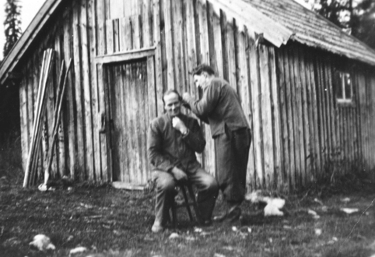 Anno Domkirkeodden, Rotfarbekkkoia i Furnes Almenning, Johs. Ellefsæter klipper håret til Kr. Bekkelien.
