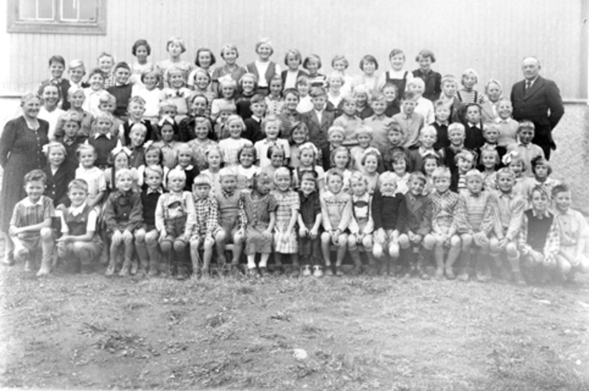 Anno Domkirkeodden, Elever og lærere ved Helgøya skole. lærer Ole Røhnebæk (1893-1953) til høyre. Lærerinnene Nordengen og Heggenhaugen til venstre.