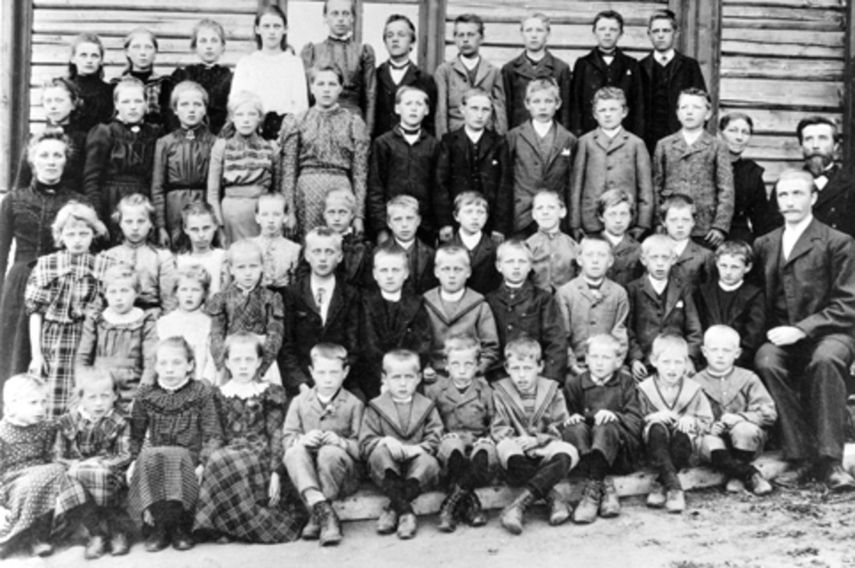 Anno Domkirkeodden, Elever og lærere ved Evenrud skole, Helgøya.