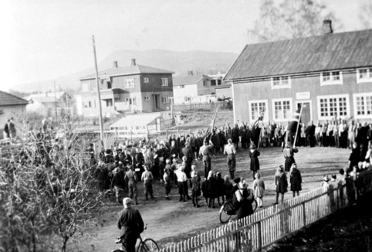 Anno Domkirkeodden, Speidere oppstillt på plassen utenfor B. Torgerhagens sportsforretning, Brumunddal.