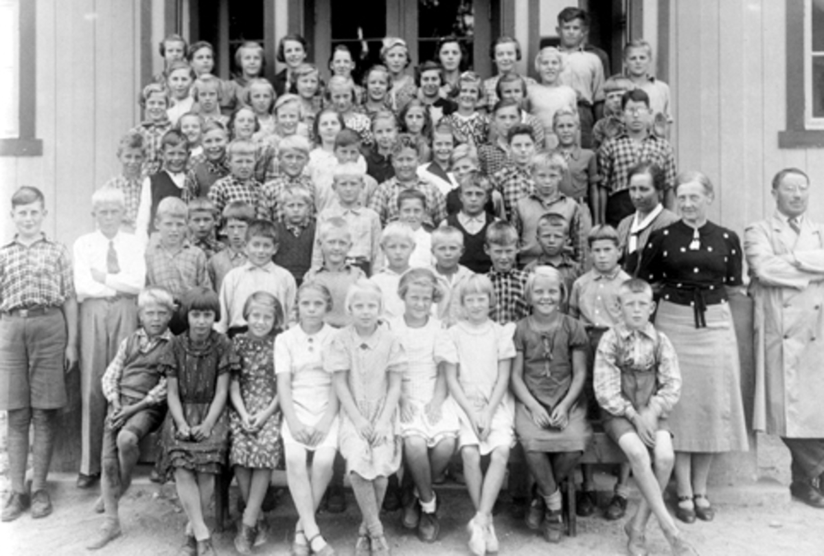 Anno Domkirkeodden, Elever og lærer foran skolebygningen på Mørkved skole, Brumunddal.