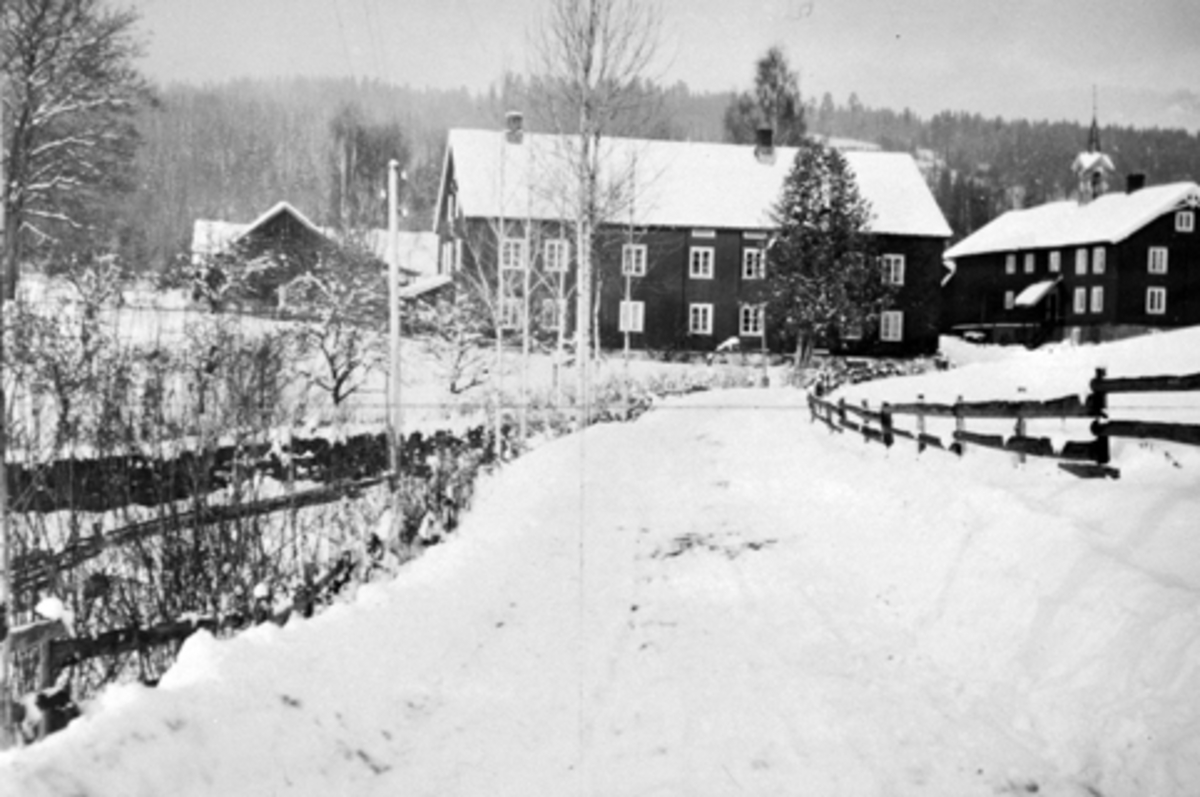 Anno Domkirkeodden, Eksteriør, gardsbruk, tunet på Dæli gård, Brøttum, Ringsaker. Fredet hovedbygning, drengestue.