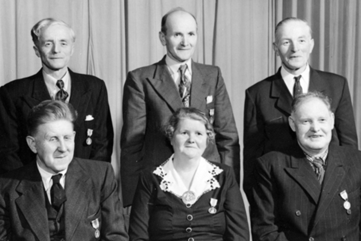 Anno Domkirkeodden, Furnes Almennings første medaljører. Fra venstre er Ole Granlien, Petter Bekkelien, Hans Granlien, foran fra venstre er Kristen Heggelund, Magda Heggelund, Jørgen Rognlidalen.
