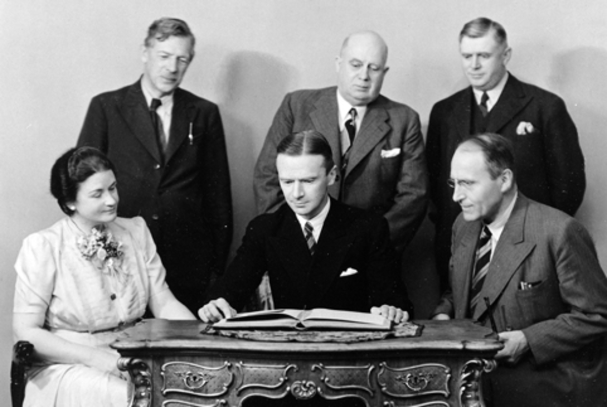 Anno Domkirkeodden, Direksjon/styret for Toftes Gave, Nedre Sund, Helgøya i 1940. Foran fra venstre er journalist Ragna Hagen, høyesterettsadvokat Karl Getz, skoleinspektør dr. philos. B. Ribskog. Bak fra venstre er byråsjef Grinaker, grosserer S. Stenersen, gårdbruker Simen Ilseng.