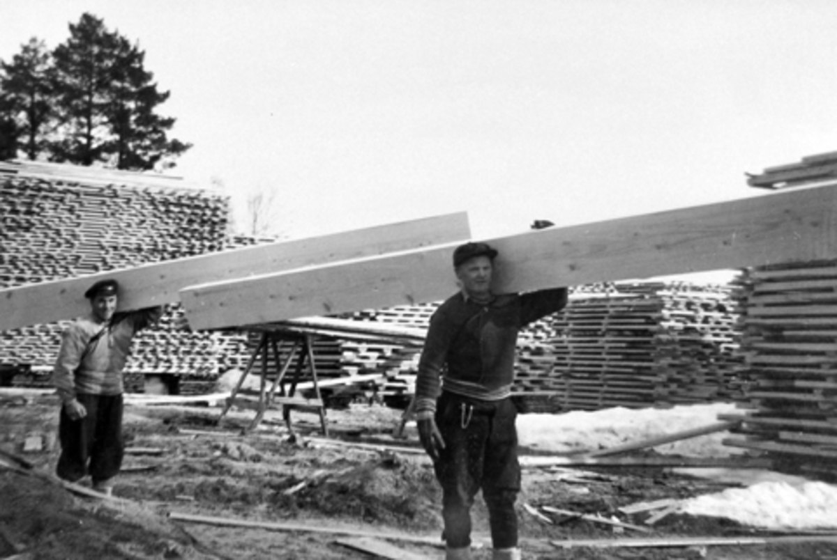 Anno Domkirkeodden, Plankebærere og plankestablere på Langmosaga. Berger Langmoen AS, Brumunddal. Industri, trelast, materialer, ukjente sagbruksarbeidere.