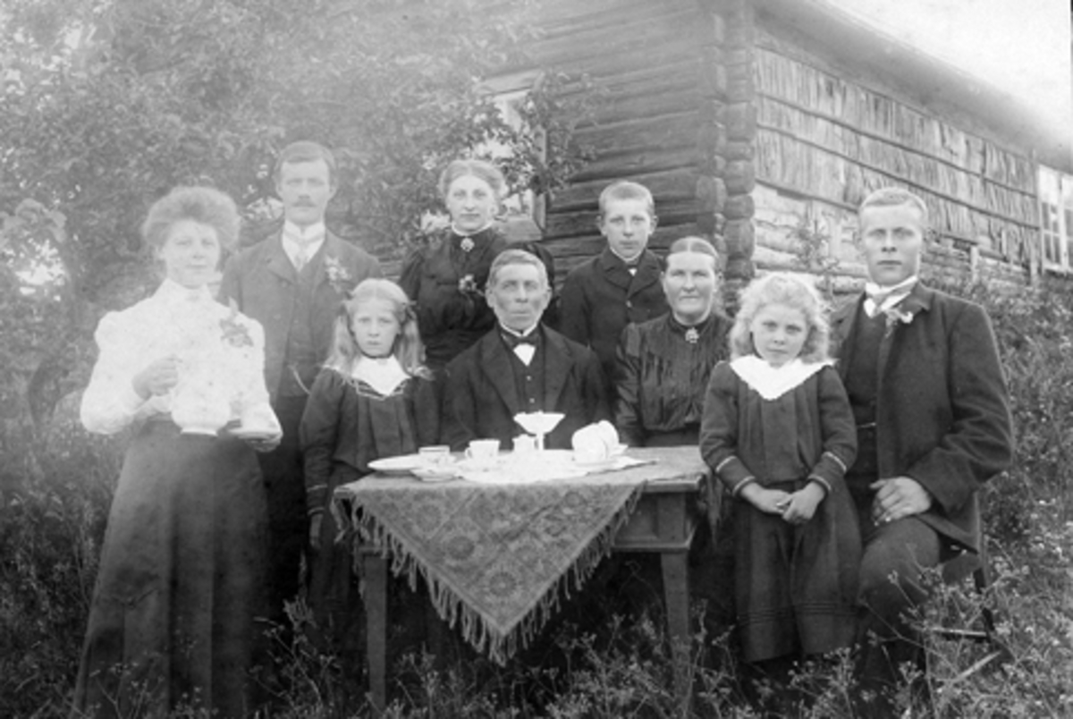 Anno Domkirkeodden, Hannestad, øvre Ødegården. Nes H.Personene på bildet er fra venstre mot høyre: Marie Hannestad (gm Martin Meland), Karl Ringlie (gm Berte Hannestad), Helene Hannestad (gm Gunnar Leons), Berte Hannestad (gm Karl Ringlie), Even Johannesen Olsetbakken (min oldefar, gm Kristine Andersdtr. Hannestad), K…