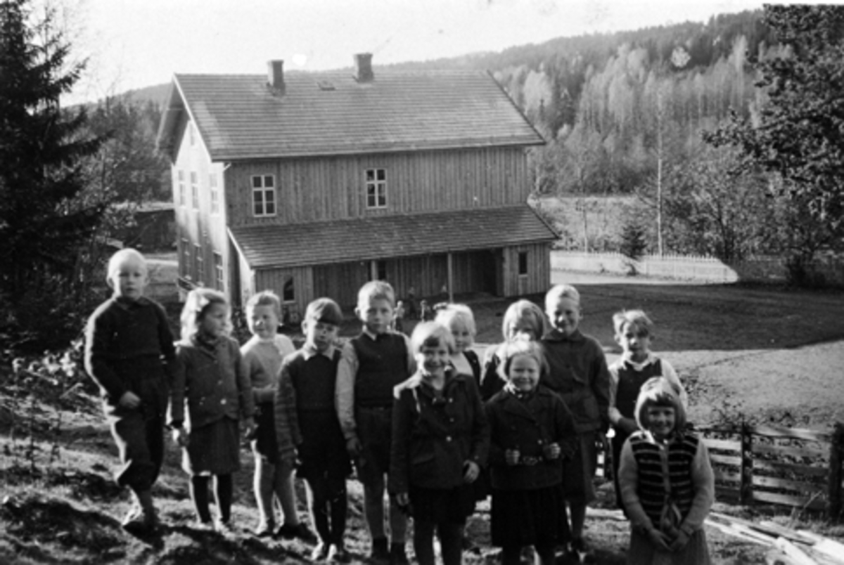 Anno Domkirkeodden, Første eller andre klasse på Mauset skole, Brumunddal. Foran fra venstre er Anne Berit Aalgård, Synnøve Høiby, Karin Helseth. Bak fra venstre er Bjarne Mæhlum, Anne jevne, Kjell Arve Westvang, Jan harald Hovdedalen, ukjent, Marie Tørudstad, Mary Lillehovde, Ola Aasdal, Willy Westvang.