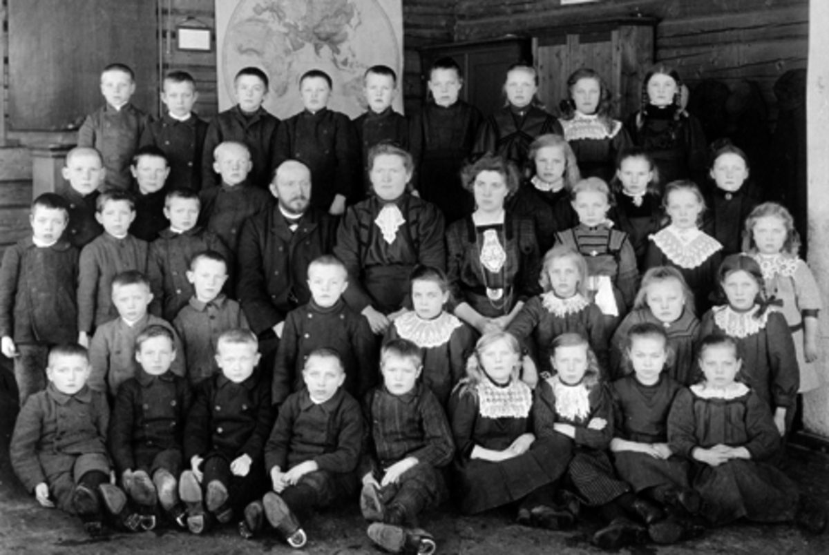 Anno Domkirkeodden, Elever og lærere ved Mauset skole, Brumunddal. Første rekke nummer fire fra venstre er Georg Haugen. Fjerde rekke nummer tre fra venstre er Olav Rønningen. De øvrige er ukjente.