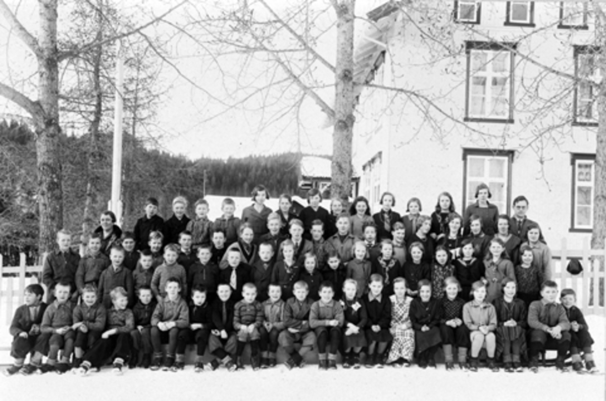 Anno Domkirkeodden, Elever og lærere ved Mauset skole i 1933. Første rekke fra venstre er Kristoffer Dahlsveen, Osvald Tørudstad, Petter Fredlund, Martin Bakkerud, Johan Johansen, Olav Mathisen (Adolfsen), Ole Tørudstad, Gunnar Kjendlie, Olav Nytrøen, Karl Hangenholen, Olaf Bratberg, Leif Hovdedalen, Borghild Kjendlie…