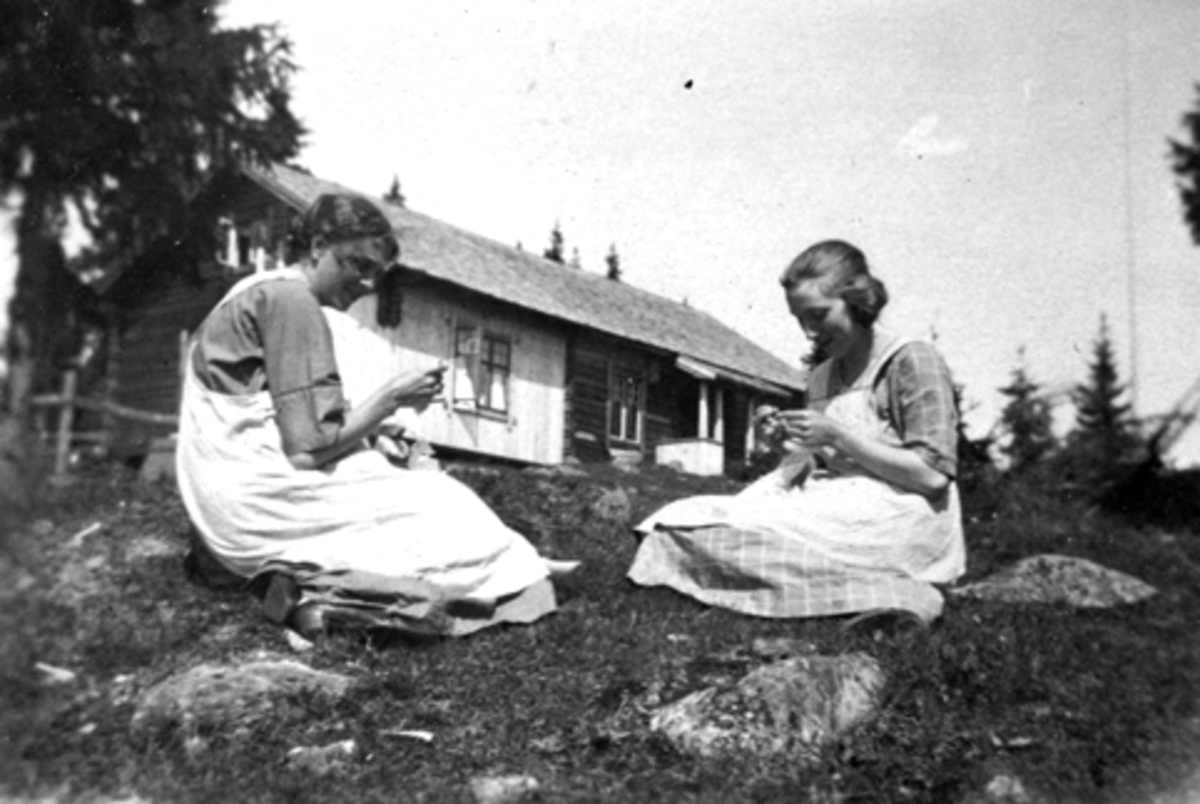 Anno Domkirkeodden, Størhus på Lauvlia seter, 2 budeier med håndarbeid.
