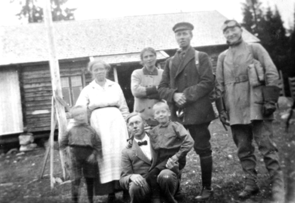 Anno Domkirkeodden, Gruppe ukjent foran størhus på Lauvlia, Ringsaker i 1922.