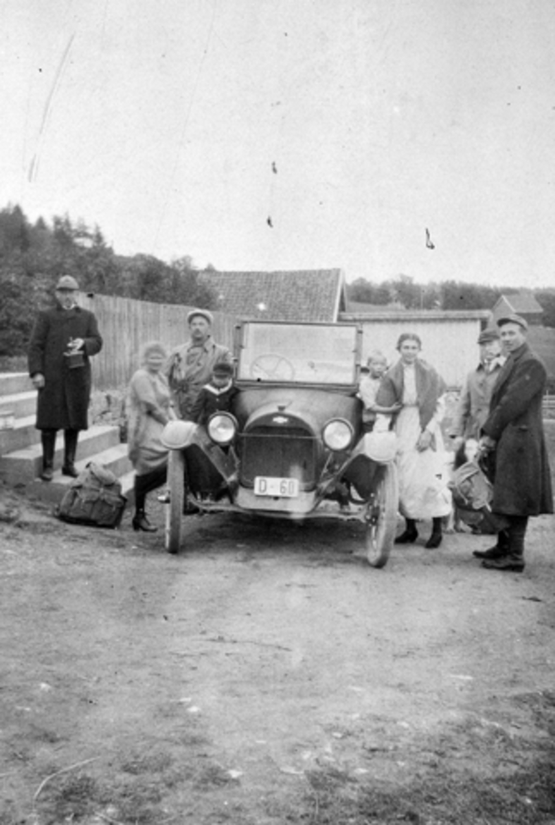 Anno Domkirkeodden, Gruppe barn og voksne rundt en Chevrolet D-60. Avreise til Løvlia seter, Ringsakerfjellet. Fra høyre er Asbjørn Feiring, ukjent, Anna Feiring, Asbjørn Feiring f.1915, Ingrid Feiring f.1922, 3 ukjente. Asbjørn Feiring overtok bilen ca. 1925.