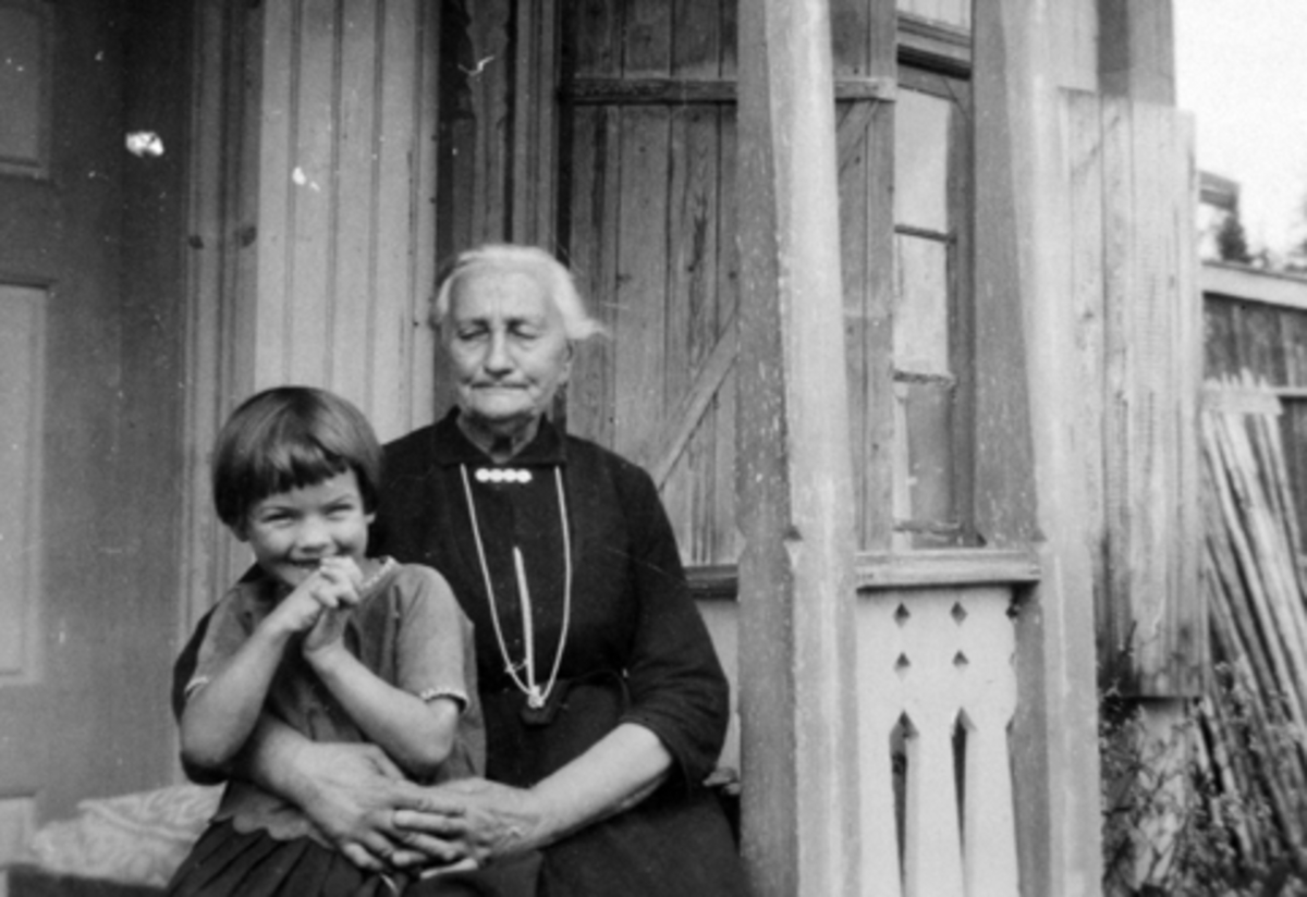 Anno Domkirkeodden, Budeie Anne Berg (1853-1931) med Ingrid Feiring (1922-1946) på fanget utenfor huset i Borkerud.