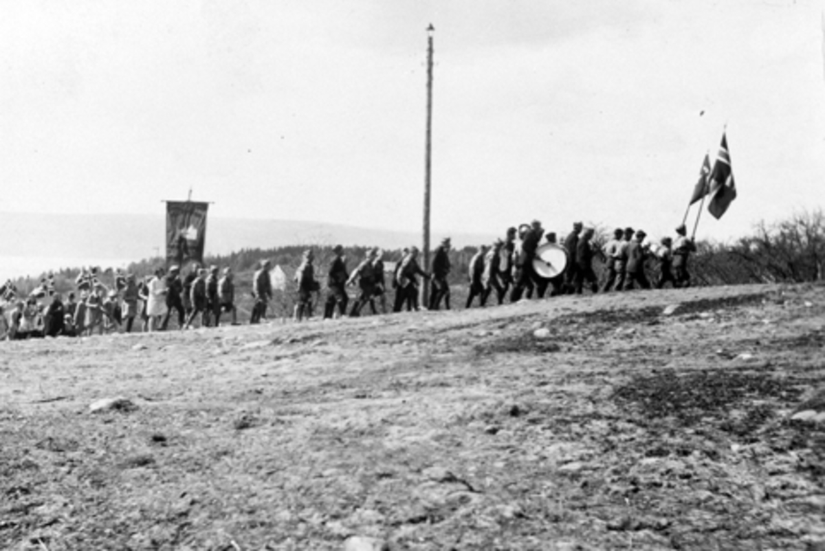 Anno Domkirkeodden, 17. mai-tog på Gamlegard unna Hjelt, musikkorps, norske flagg, fane, Nes, Hedmark.