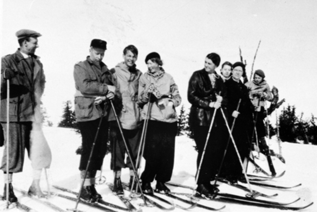 Anno Domkirkeodden, Gruppe på skitur på Løvlia seter, Ringsakerfjellet påsken 1937.