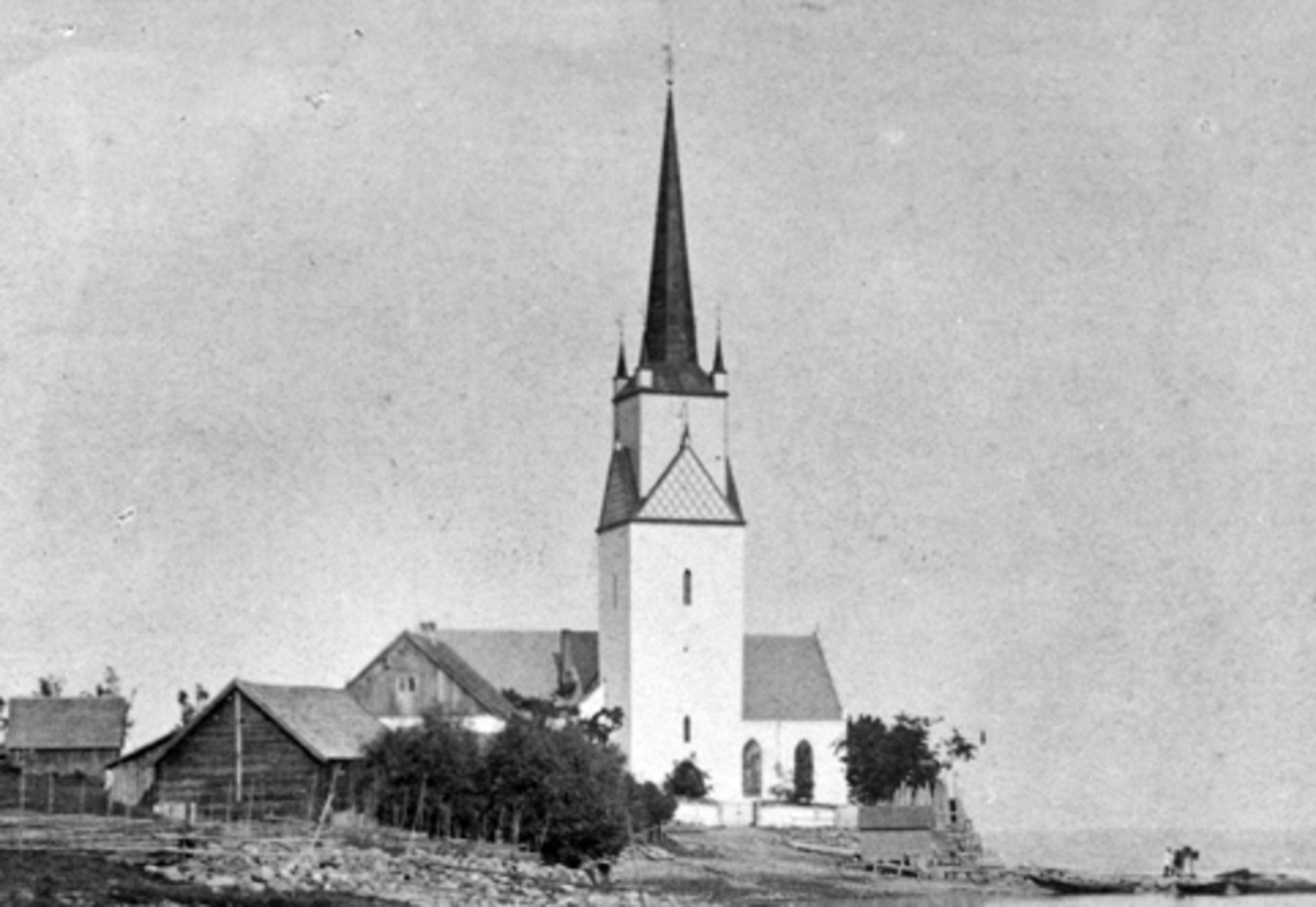 Anno Domkirkeodden, Nes kirke og klokkergården. Bryggeanlegget ved Nes kirke. Bildet er tatt før klokkergården eller degneboligen ble revet.