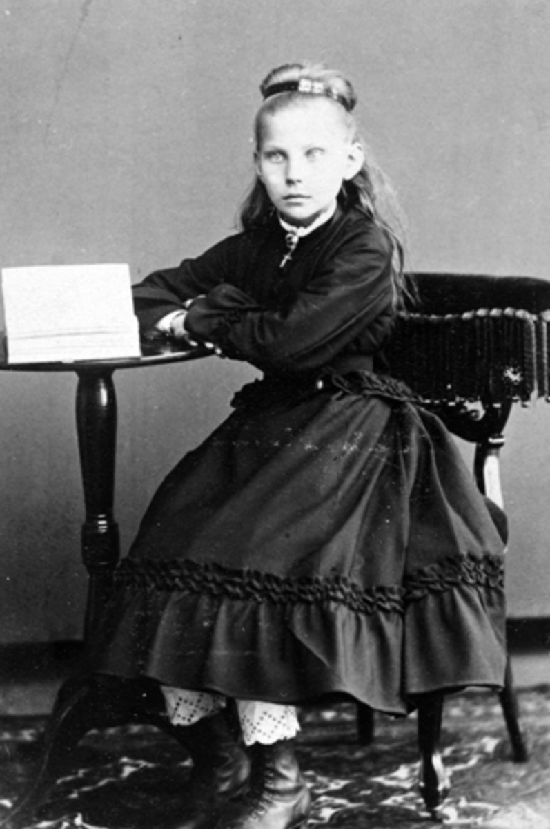 Anno Domkirkeodden, Augusta Arnesdatter Saugstad, (1865-1950), gift 19/8-1893 med handelsbestyrer Johan Stenseng, Ringstrand, Ringsaker.