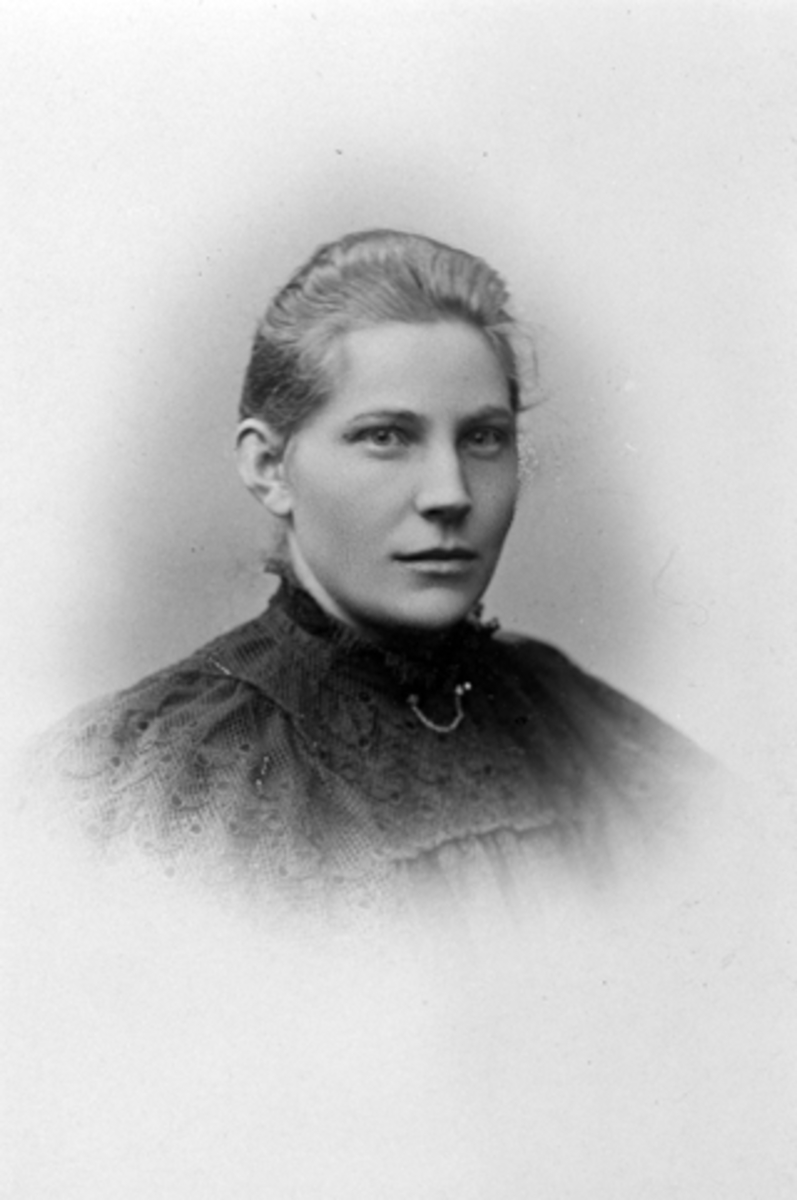Anno Domkirkeodden, Augusta Arnesdatter Saugstad, (1865-1950), gift 19/8-1893 med handelsbestyrer Johan Stenseng, Ringstrand, Ringsaker.