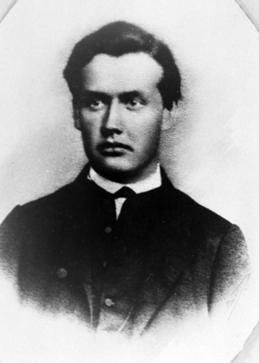 Anno Domkirkeodden, Portrett, Theodor Krogvig (1847 - 1898). Varaordfører (1883-1885) og (1889-1895). Han startet Strømmen Brug i Moelv i 1877 og solgte i 1894. Kjøpte Anderkvern gård i 1894.
