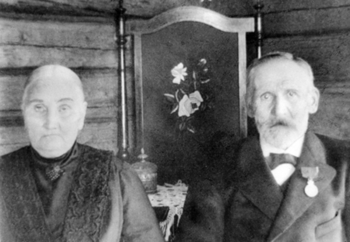 Anno Domkirkeodden, Lars Haakensen Stubberud (1850-1939) og hustru Kjerstine Olsdatter F.1850. Postfører i Ringsaker, fikk kongens fortjenestemedalje i sølv..