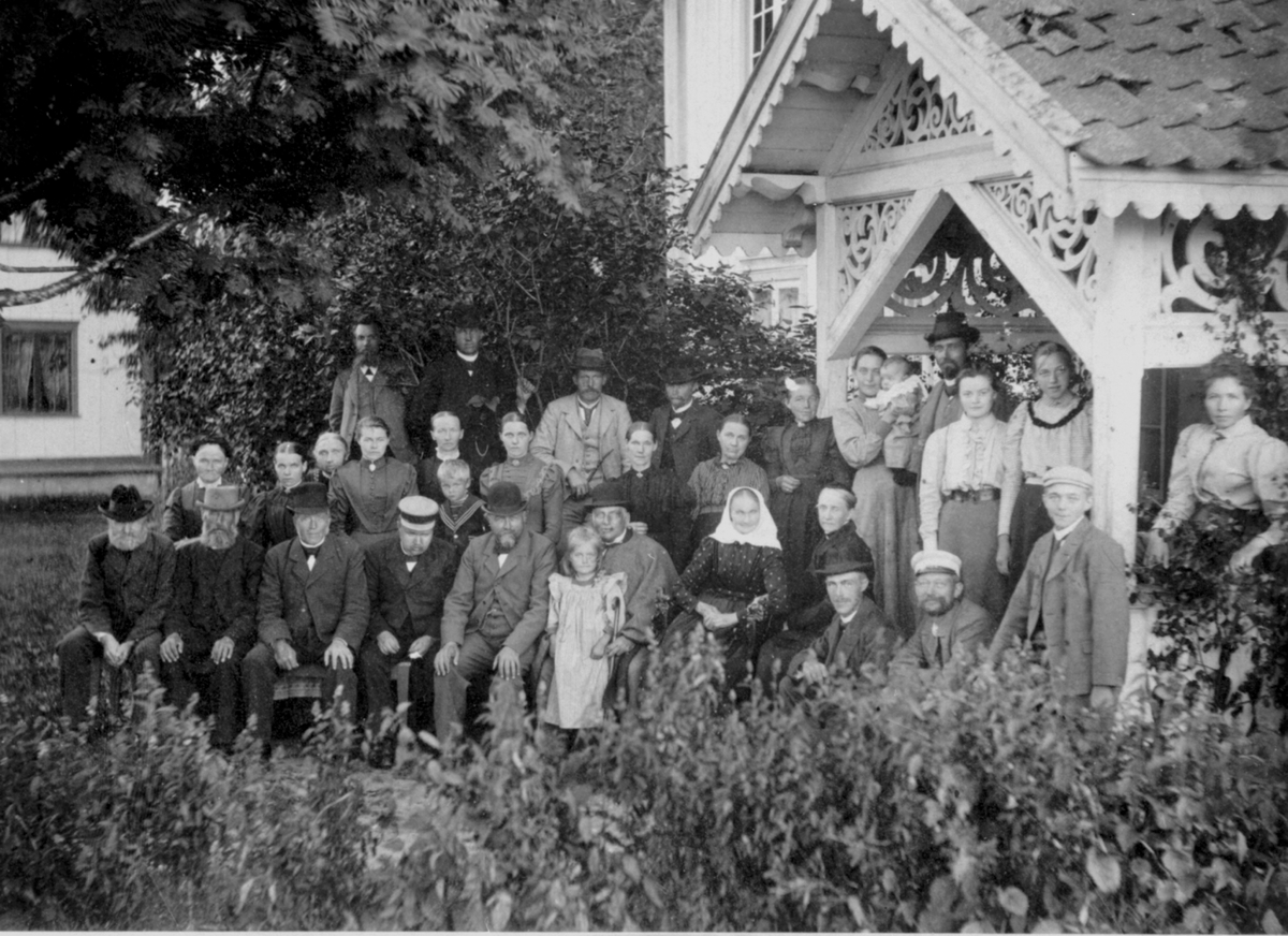 Anno Domkirkeodden, Stro gruppe feirer Karen Røhrs 80-års dag den 3.7 1899. Sittende i første rekke fra venstre er Anton Jevne Skyberg, Lars Ulven, Johs Skaraasen, Peder Skyberg, Tore Røhr, sorenskriver W. Bredal, Karen Røhr, fru Bredal, Kristian Røhr, Oluf Windju, Halvor Røhr, på sorenskriverens kne er Karen ?. Midte…