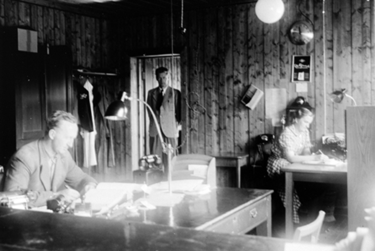 Anno Domkirkeodden, Bruvold mølle, Moelv, interiør, kontor, ukjente kontorfolk, Ivar Sundgaard i døra.