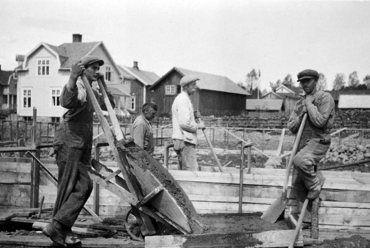 Anno Domkirkeodden, Bruvold mølle, Moelv. Hans Sundgaards lærfabrikk, 4 arbeidere støper grunnmur.